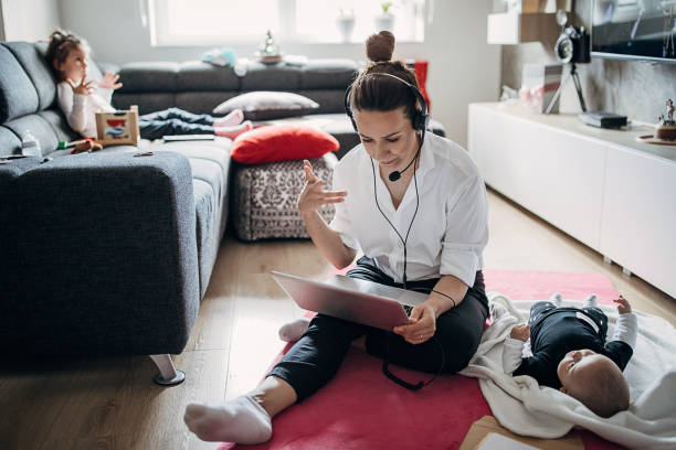 바쁜 미혼모 작업 에 홈 과 베이비 시터 - working mother 뉴스 사진 이미지