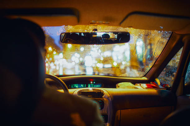 파리 프랑스의 도시 거리에서 비가 밤 동안 자동차 내부 조수석에서 보기 - car driving dashboard night 뉴스 사진 이미지