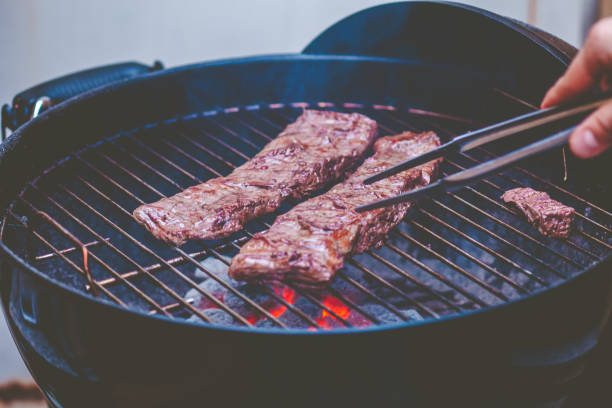 entraa argentinien grill. diaphgragm rohgrill heiß mit wein und kartoffeln - steak argentina food silverware stock-fotos und bilder