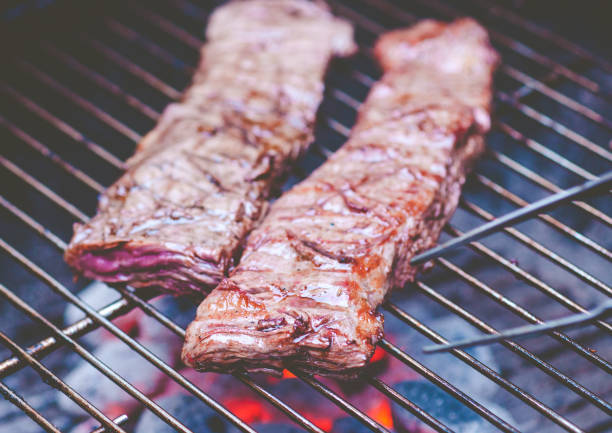 barbecue entraa argentine. diaphgragm grill cru chaud avec du vin et des pommes de terre - steak argentina food silverware photos et images de collection