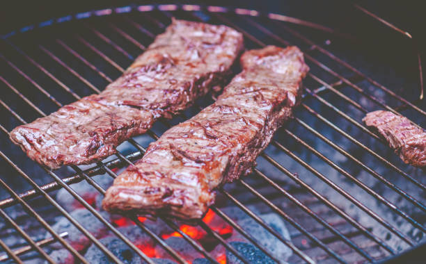 barbecue entraa argentine. diaphgragm grill cru chaud avec du vin et des pommes de terre - steak argentina food silverware photos et images de collection