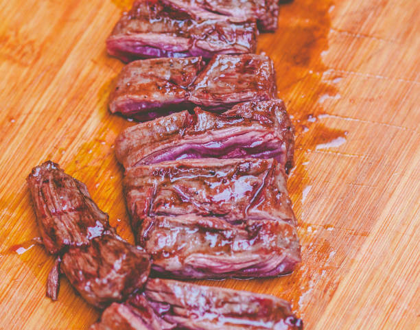 エントトラーニャアルゼンチンバーベキュー。ダイアフグラグ生グリルはワインとジャガイモと熱い - barbecue grill broiling barbecue vegetable ストックフォトと画像