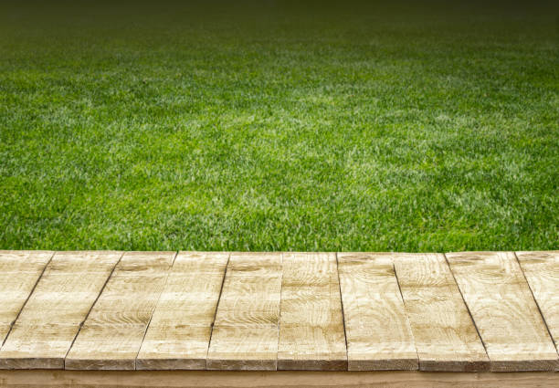 mesa de madera vacía y campo de hierba verde - rugby soccer grass playing field fotografías e imágenes de stock