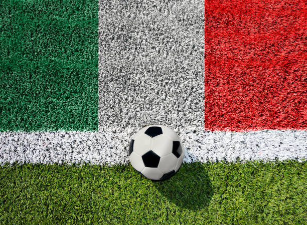 balón de fútbol sobre hierba verde con bandera italiana - traditional games fotografías e imágenes de stock