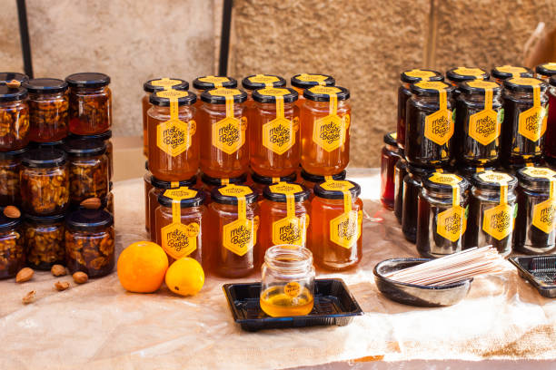 miele "mel es begot" in vendita sul mercato porreres. maiorca - jeanne foto e immagini stock