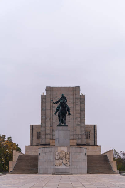 blick auf das nationaldenkmal auf dem vitkov-hügel - nationales kriegerdenkmal und geschichtsmuseum, prag, tschechische republik - vitkov stock-fotos und bilder