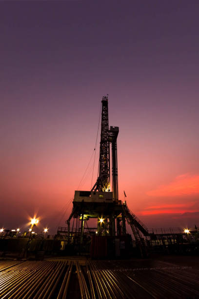 plataforma en tierra de perforación de petróleo - oil rig onshore drilling rig borehole fotografías e imágenes de stock