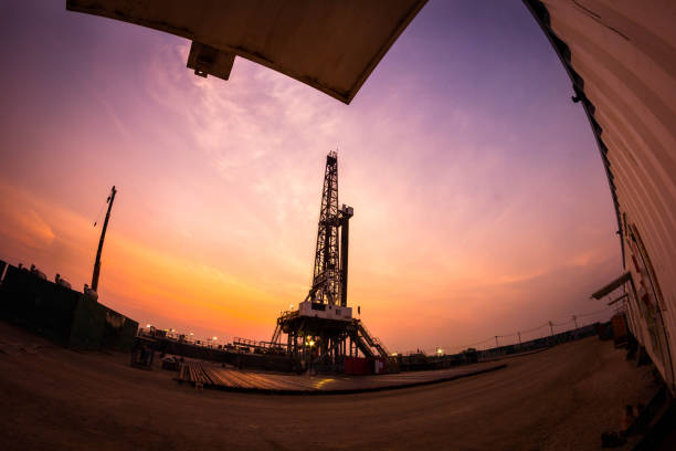 plataforma en tierra de perforación de petróleo - oil rig onshore drilling rig borehole fotografías e imágenes de stock