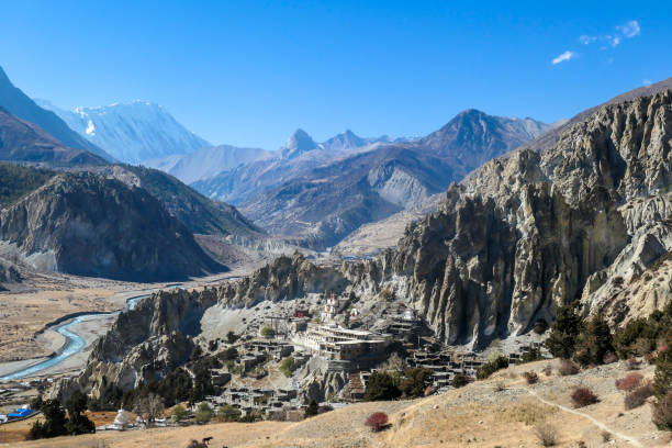 アイスレイク - マナンの丘の側にある寺院の複合体 - glacier himalayas frozen lake ストックフォトと画像