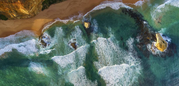 удивительная береговая линия вдоль великой океанской дороги, виктория, австралия - landscape twelve apostles sea rocks sea rock стоковые фото и изображения