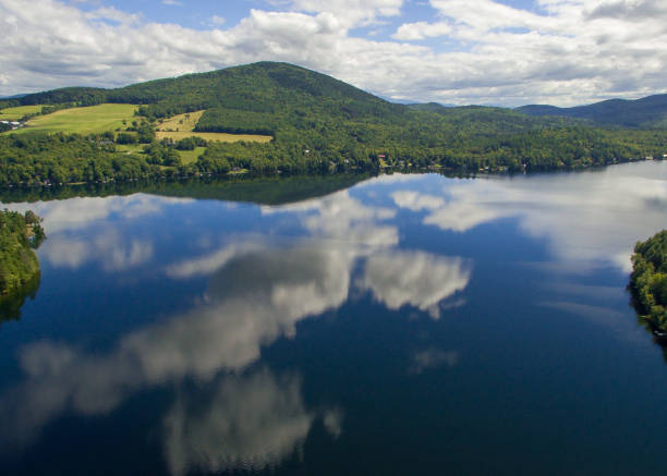 cloud refelctions no harvey's lake, barnet, vermont - refelctions - fotografias e filmes do acervo