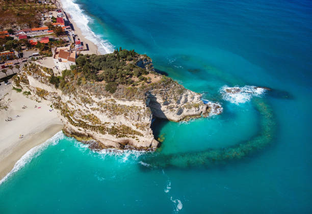 santuario della vista aerea dell'isola di santa maria - tropea, calabria, italia - italy calabria ancient city foto e immagini stock