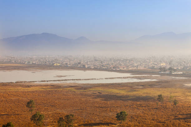 vista aérea del lago chalco y zonas urbanas en el sureste de la ciudad de méxico - smog mexico mexico city air pollution fotografías e imágenes de stock