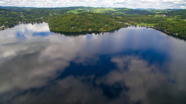 cloud refelctions no harvey's lake, barnet, vermont - refelctions - fotografias e filmes do acervo