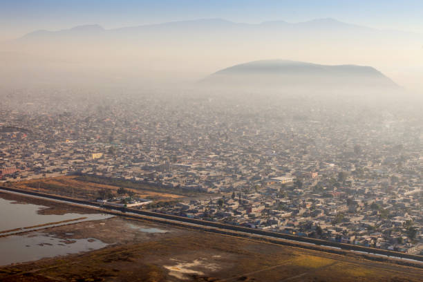 vista aérea del lago chalco y zonas urbanas en el sureste de la ciudad de méxico - smog mexico mexico city air pollution fotografías e imágenes de stock