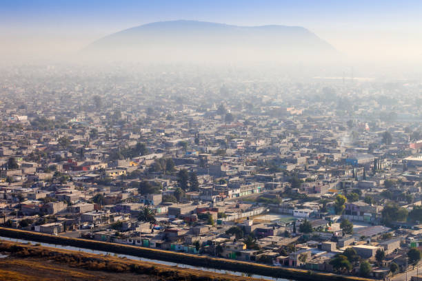 vista aérea de las zonas urbanas del valle de chalco en el sureste de la ciudad de méxico - smog mexico mexico city air pollution fotografías e imágenes de stock