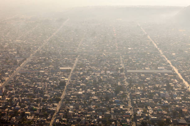 vista aérea de las zonas urbanas del valle de chalco en el sureste de la ciudad de méxico - smog mexico mexico city air pollution fotografías e imágenes de stock