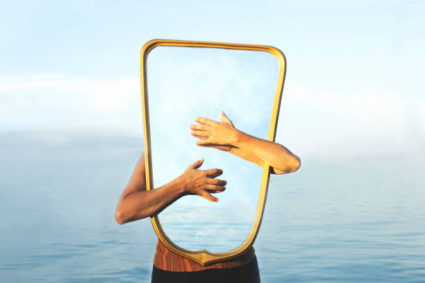 imagem surreal de um espelho transparente; conceito de porta para a liberdade e imaginação - bizarre creativity illusion women - fotografias e filmes do acervo