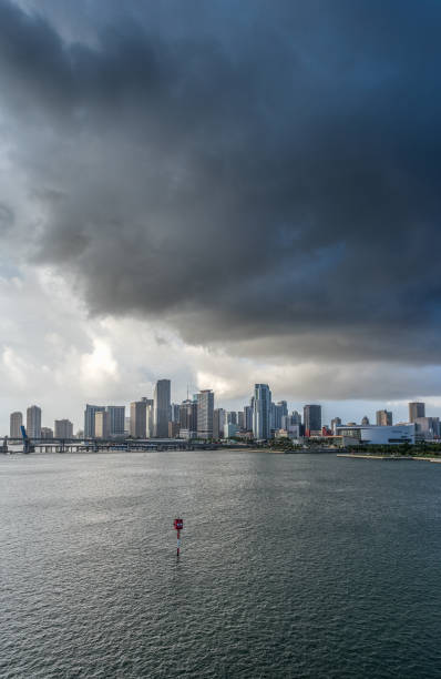stormy miami - florida weather urban scene dramatic sky imagens e fotografias de stock
