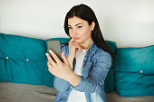 frau-macht-ein-selfie-mit-einem-smartphone-drinnen.jpg?b=1&s=170x170&k=20&c=RPDZg69Gw-xCgkXFp8MWBOawxWwlOX6hbJawvfUbcv8=