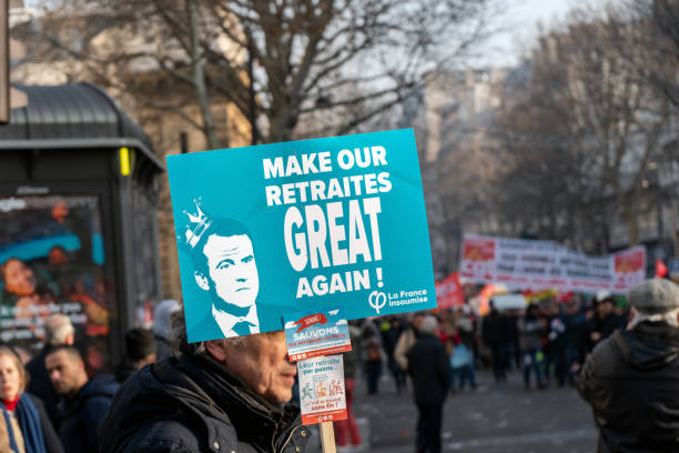 протест против французской пенсионной реформы в париже - protestor protest strike labor union стоковые фото и изображения