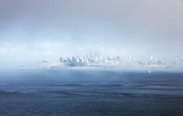 샌프란시스코 스카이라인 파노라마, 짙은 회색 톤의 안개 - alcatraz island tourism san francisco bay area san francisco county 뉴스 사진 이미지