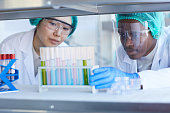 chemiker-arbeiten-mit-analyse.jpg?b=1&s=170x170&k=20&c=ChWvU7wNwFmNgcJlujAgHatLvtLqLn59UbM5hjH9NnI=