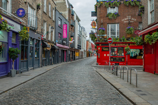 calles vacías durante covid 19, dublín, irlanda. - dublín fotografías e imágenes de stock