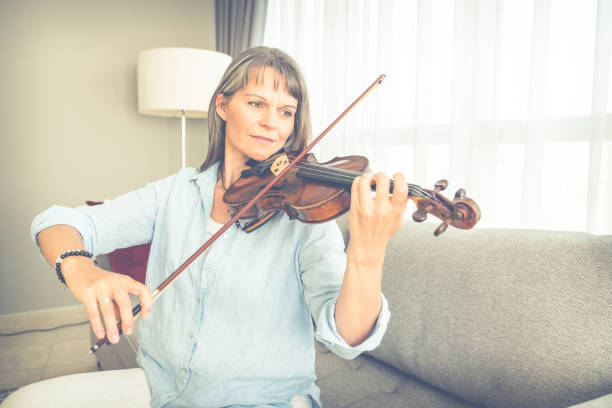 mujer con violín - practicing music violin women fotografías e imágenes de stock