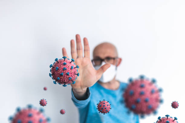 Pare a mensagem do Coronavírus Homem com máscara facial protetora gesticulando sinal de parada com a mão. Conceito de infecção viral - epidemia de Coronavírus. espalhar fotos de estoque de doenças, fotos e imagens livres de direitos autorais