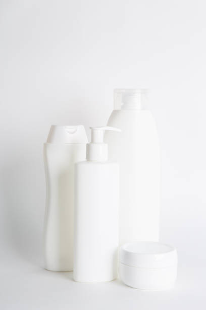 pulire bottiglie di cosmetici bianchi su uno sfondo bianco. isolare. - hair gel beauty and health isolated medicine foto e immagini stock