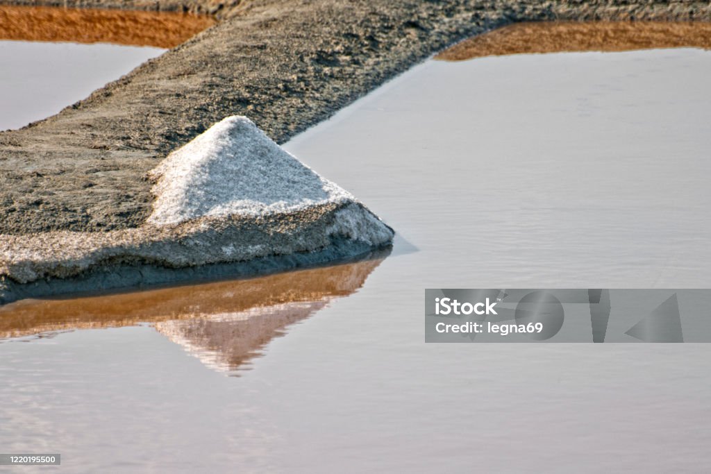 Pile of salt in marsh, in Guerande - Fran Famous place for handmade production, the salt marshes are located between Guerande, Le Croisic and Batz sur Mer. They provide the typical landscape of this country. Atlantic Ocean Stock Photo