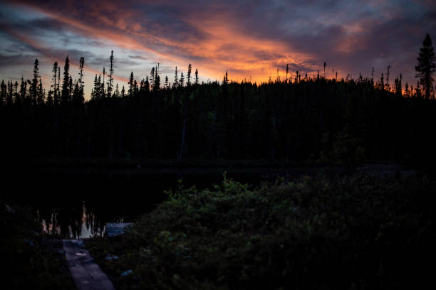 coucher de soleil sur les monts-valin - landscape canada north america freshwater fish photos et images de collection