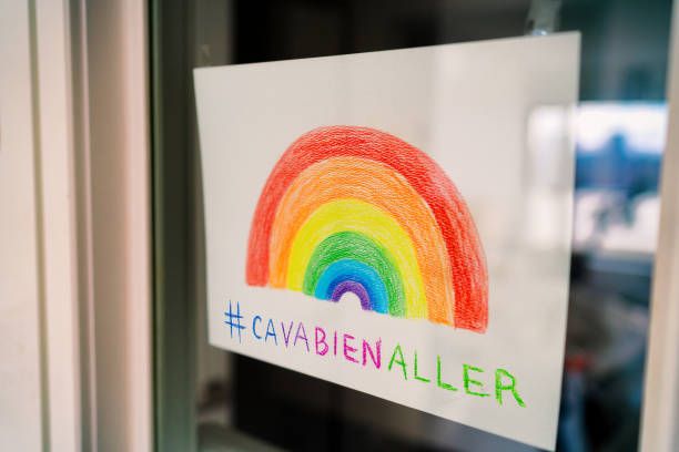 covid-19 regenbogen-fenster-zeichnung, um positivität in der gemeinschaft für coronavirus zu verbreiten bleiben zu hause selbstisolierung mit hashtag cavabienaller, ca va bien aller social-media-sharing. kinder-zeichnung - curfew stock-fotos und bilder