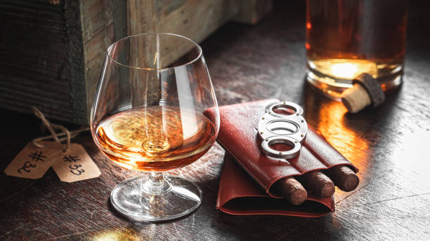 蒸留所倉庫で手作りウイスキーと葉巻 - whisky alcohol bottle hard liquor ストックフォトと画像