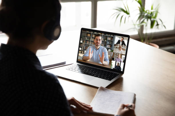 vista de pantalla de pc sobre el hombro de la mujer durante el aprendizaje de videollamadas en grupo - cyberspace technology service people fotografías e imágenes de stock