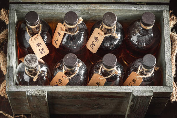 蒸留所のボトルを持つ木箱に手作りのウイスキー - whisky alcohol bottle hard liquor ストックフォトと画像