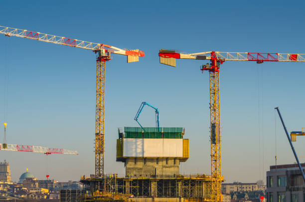 grand chantier avec deux grues - building contractor flash photos et images de collection