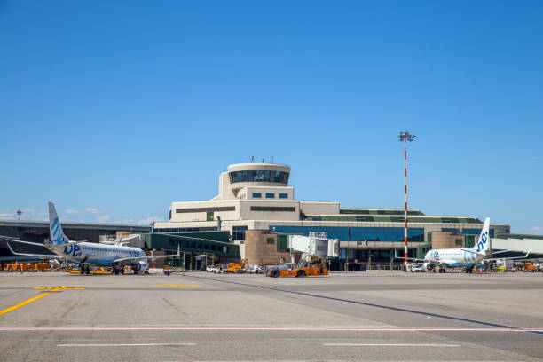 самолет flybe в аэропорту мальпенса - flybe стоковые фото и изображения