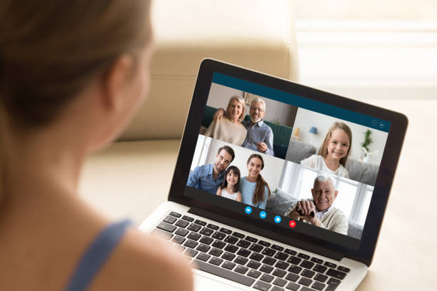 mujer comunicándose con la familia usando la computadora portátil y la aplicación de videoconferencia - men middle senior adult human age fotografías e imágenes de stock