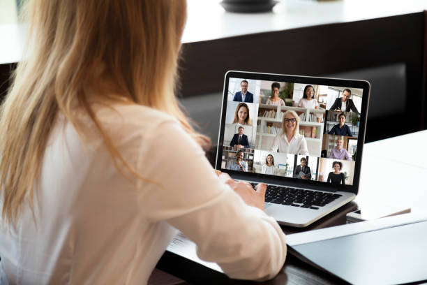geschäftsleute kommunizieren mit anwendung webcam laptop-ansicht über businesswoman schulter - computerbildschirm fotos stock-fotos und bilder