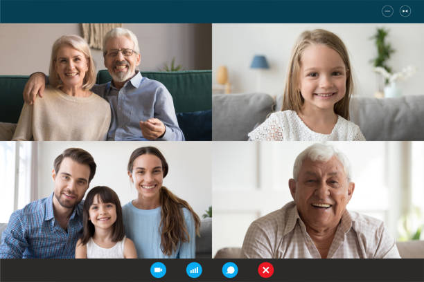 веб-камера ноутбук экран зрения нескольких поколений семьи, участвующих в видеосвязи - middle human age couple women стоковые фото и изображения