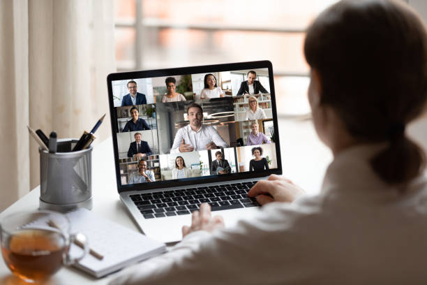 auf laptop diverse menschen collage webcam-ansicht über frau schulter - videokonferenz stock-fotos und bilder