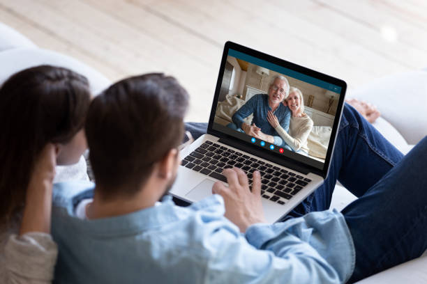 노트북 및 화상 통화 응용 프로그램을 사용하여 노인 부모와 의사 소통 커플 - middle human age couple women 뉴스 사진 이미지