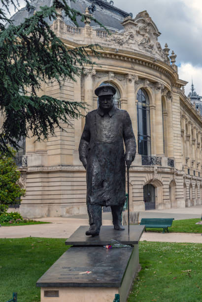 파리의 쁘띠 팔레 근처 윈스턴 처칠 동상 - winston churchill 뉴스 사진 이미지