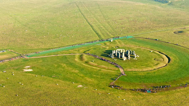 famoso stonehenge en inglaterra - vista aérea - stonehenge fotografías e imágenes de stock