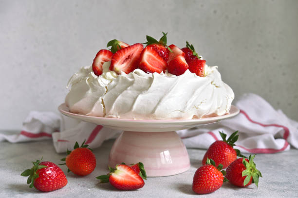 bolo de merengue caseiro delicioso "pavlova" com straberry fresco e mascarpone - dessert fruit torte red - fotografias e filmes do acervo