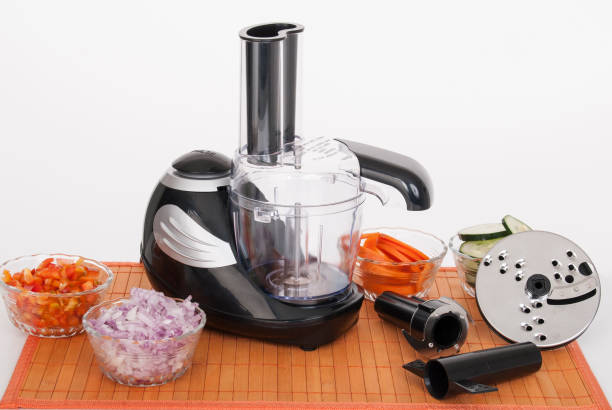 robot da cucina con accessori su sfondo bianco. - blender food processor white isolated foto e immagini stock