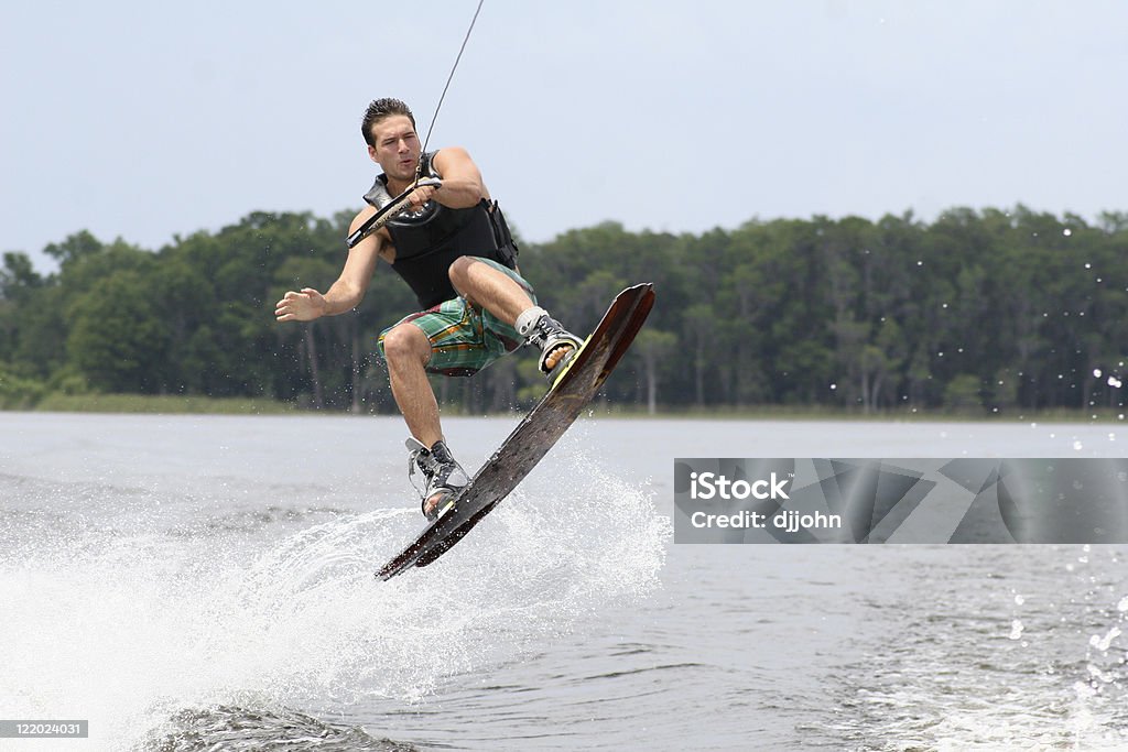 Deportes acuáticos - Foto de stock de Esquí acuático en tabla de surf libre de derechos