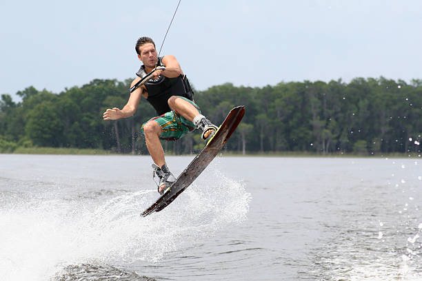 sporty wodne, - wakeboarding waterskiing water sport stunt zdjęcia i obrazy z banku zdjęć